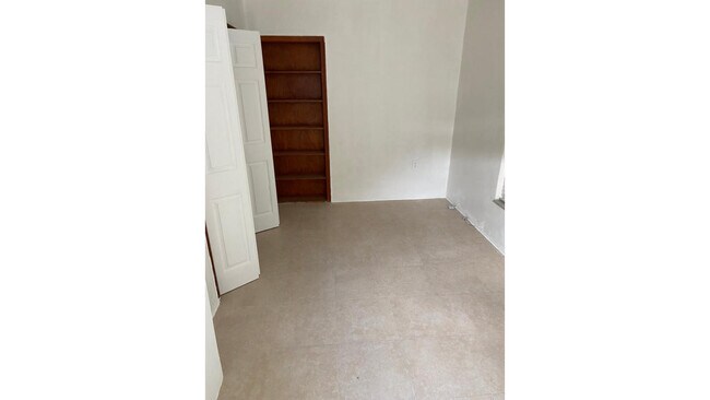 Foto del edificio - 244 SW 21st St
