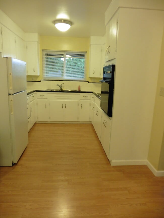 Kitchen - 312 Camille Ct