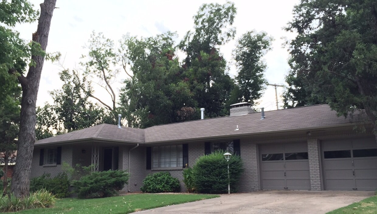 Primary Photo - Well Maintained Mid Town Bungalow!