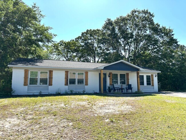 Building Photo - 3 Bedroom, 2 Bath off Cliffdale Rd!