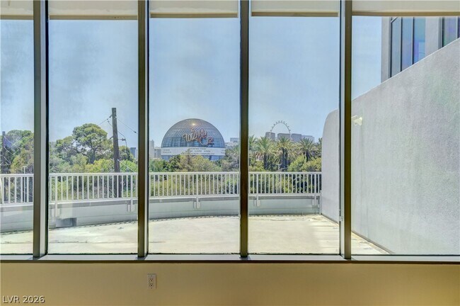Foto del edificio - 360 E Desert Inn Rd
