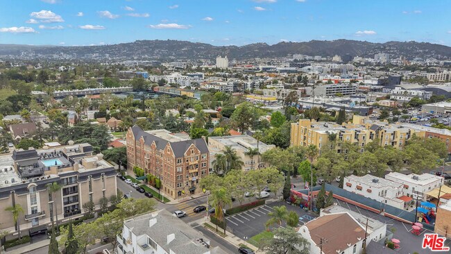 Foto del edificio - 607 N Rossmore Ave