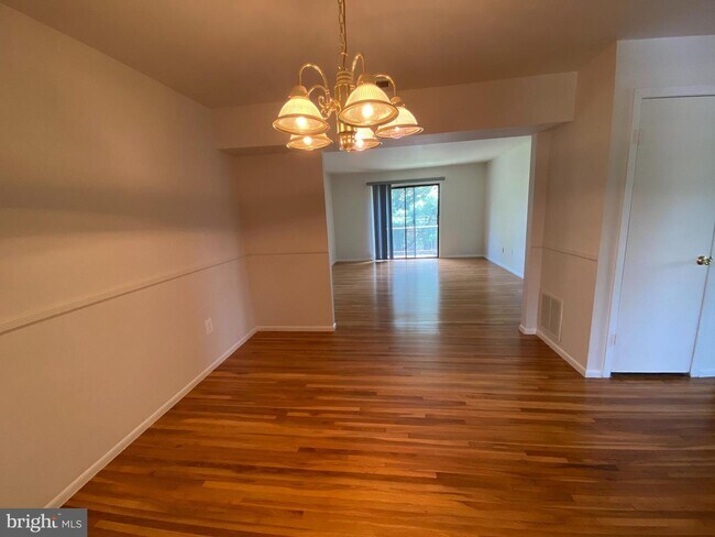 Building Photo - 501 Silver Ct