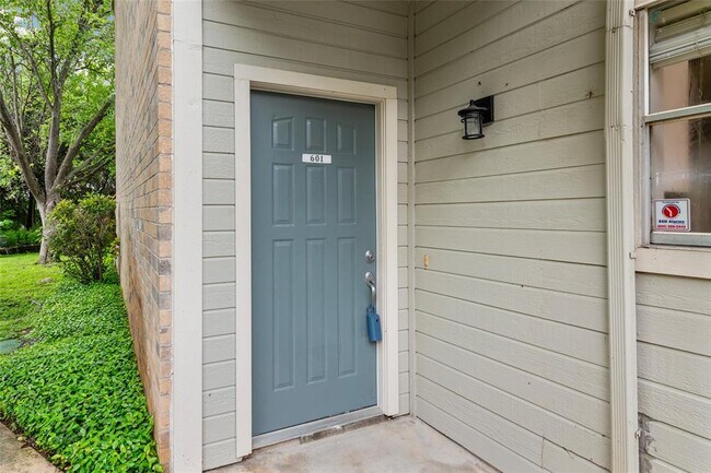 Building Photo - 2450 Wickersham Ln