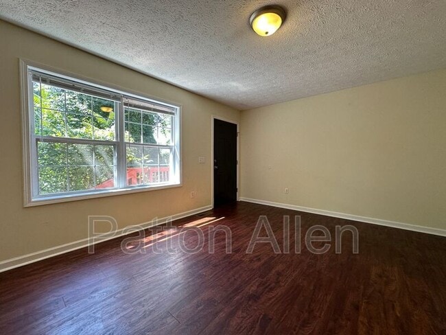 Building Photo - 105 Salola St