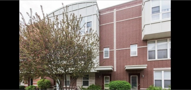 Building Photo - 3224 N Kilbourn Ave
