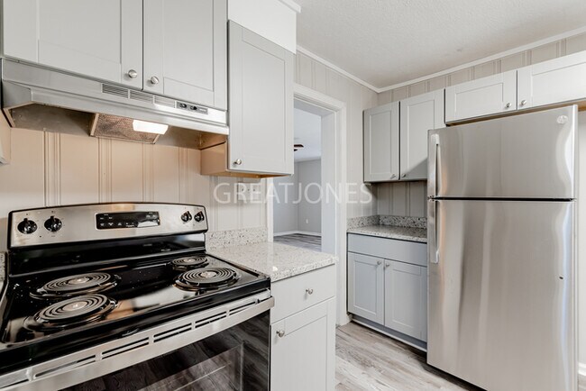 Building Photo - SIGN LEASE BY 2/28 AND GET $250 OFF FIRST ...