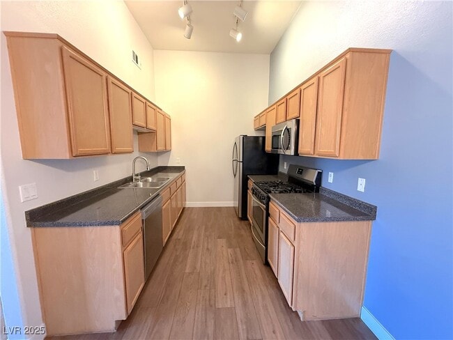 Building Photo - 2305 W Horizon Ridge Pkwy