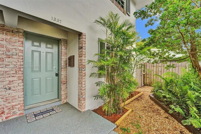 Building Photo - 1227 SW 8th Ave