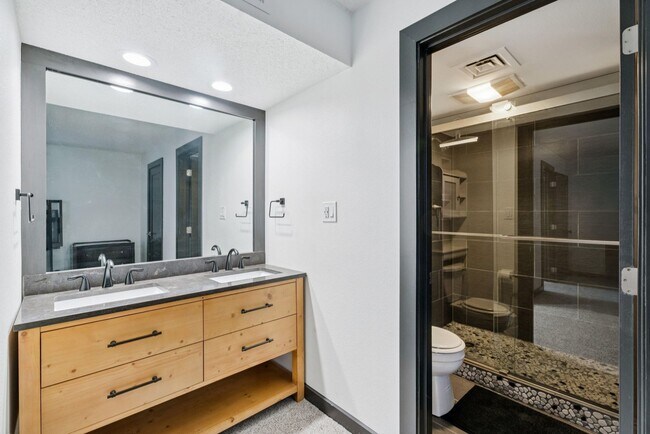Foto del edificio - 410 W 7th St