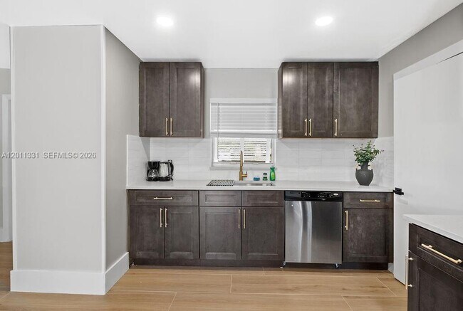 Foto del edificio - 736 Prosperity Farms Rd