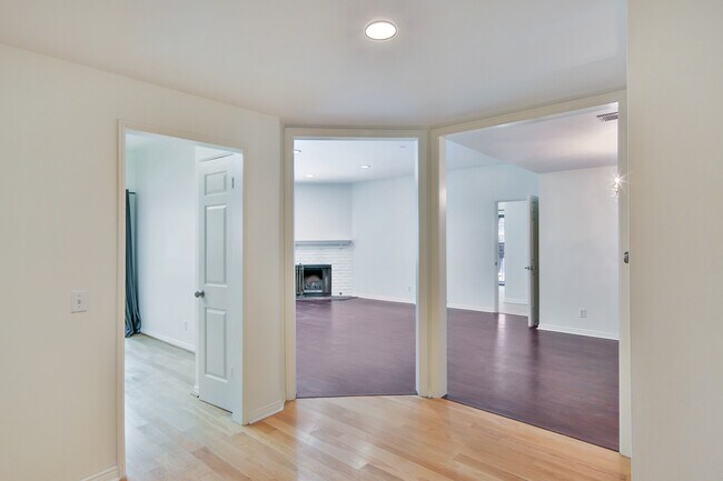Building Photo - 720 Huntley Dr