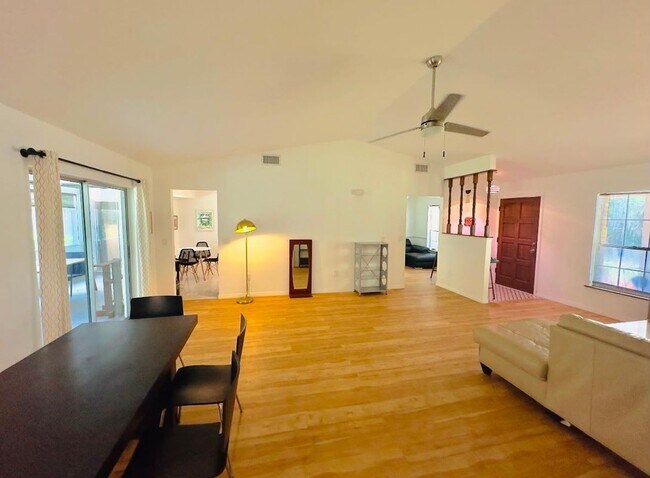 Foto del edificio - 104 Hartwood St
