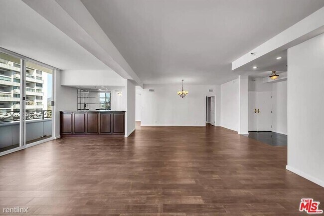 Building Photo - 10390 Wilshire Blvd
