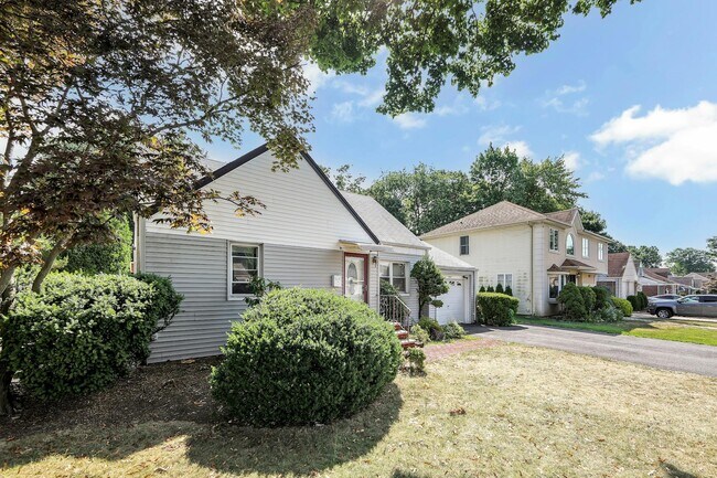 Building Photo - 15-47-47 Elmary Pl