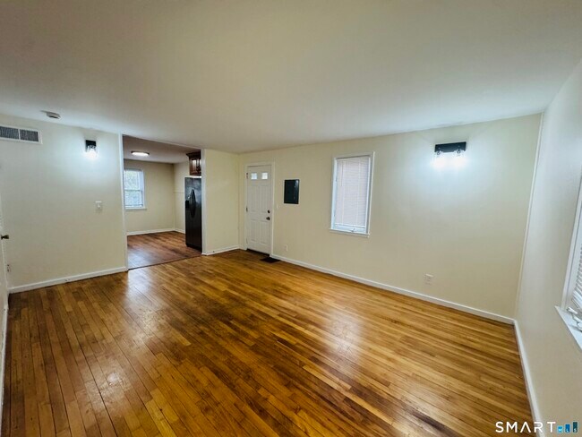 Building Photo - 11 Trefoil Ct