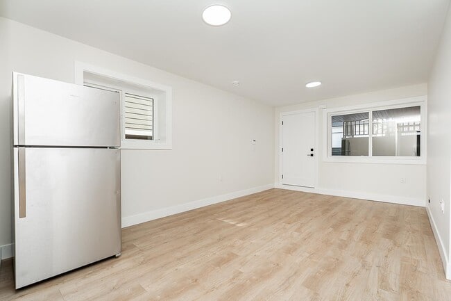 Building Photo - BASEMENT-19XX-BASEMENT-1168 168 St