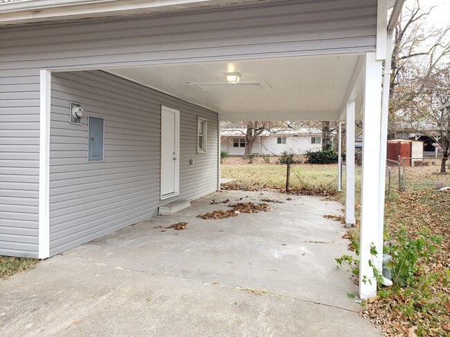 Building Photo - SPACIOUS 3 BEDROOM 2 BATH AVAILABLE NOW!!