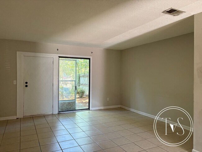 Foto del edificio - RATE DROP ALERT (was $1400/month) and SUMM...
