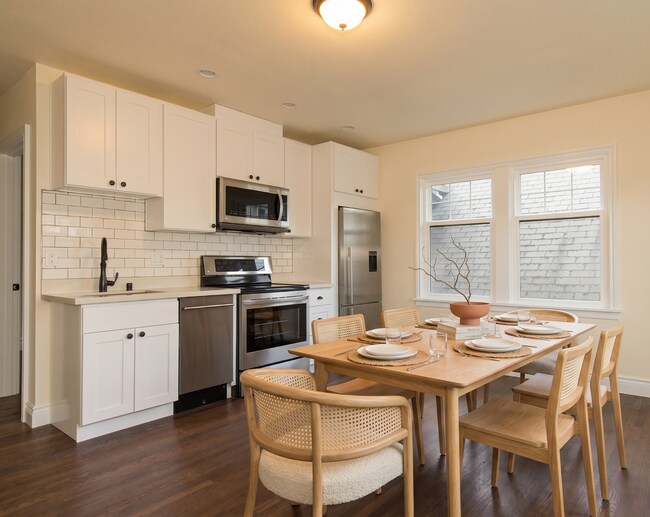Foto del edificio - Chic Top-Floor 2BD/1BA Lower Queen Anne Seattle Apartment for Rent | Rooftop Space Needle Views, ...