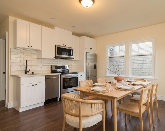 Building Photo - Chic Top-Floor 2BD/1BA Lower Queen Anne Seattle Apartment for Rent | Rooftop Space Needle Views, ...