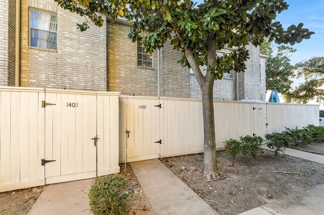 Building Photo - 4001 Tanglewilde St