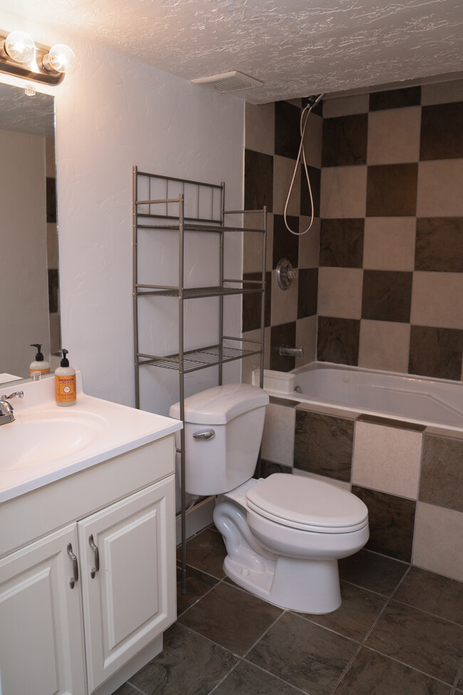 Bathroom with large jacuzzi tub - 446 N 400 E