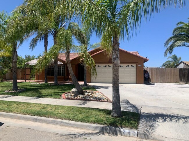 Building Photo - 4 Bedroom 2 Bath available Now
