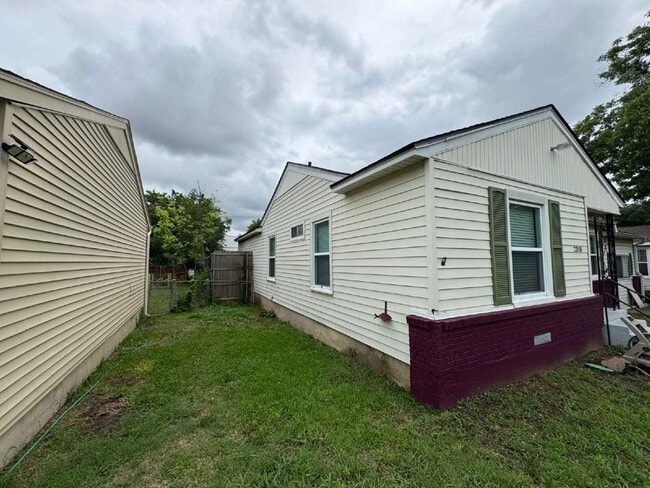 Building Photo - 2318 Fenwick Dr