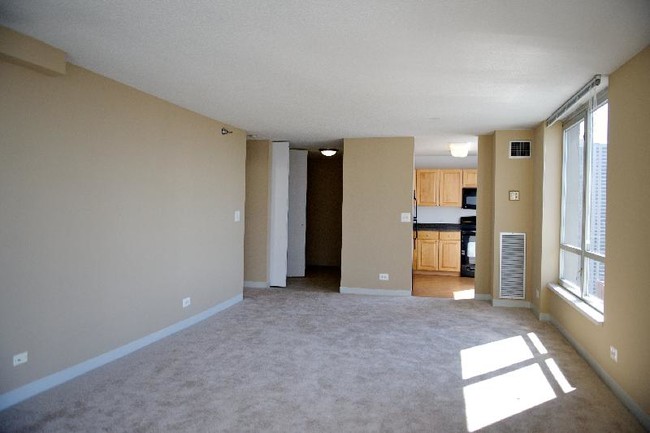 Building Photo - 9 E Delaware Pl