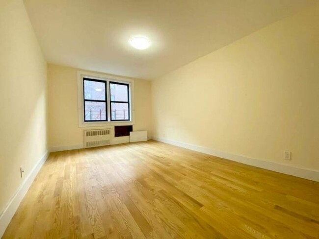 Foto del edificio - 3 bedroom in Bronx NY 10463