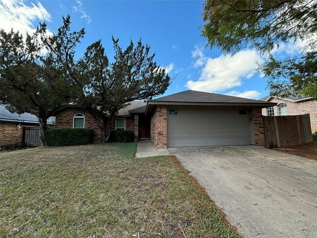 Building Photo - Beautifully updated 3-bedroom 2-bath home