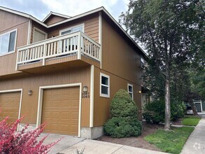 Building Photo - 2061 SW Canyon Dr