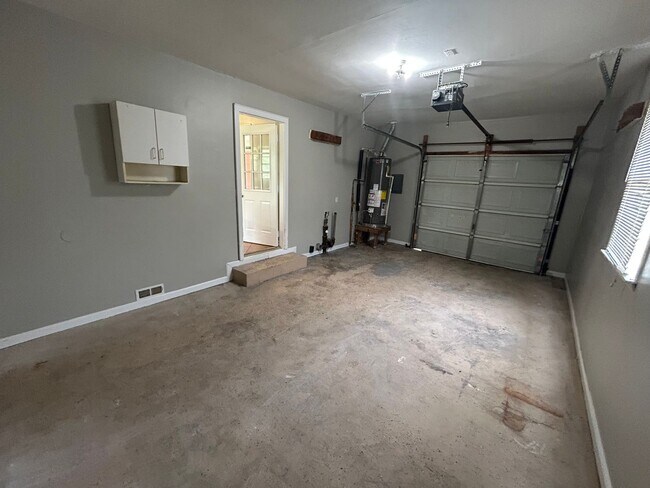 Foto del edificio - 3 Bedroom Brick Home with Hardwood Floors, Garage & Large Backyard