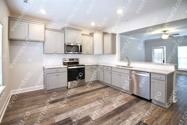 Building Photo - 821 Goswell Dr