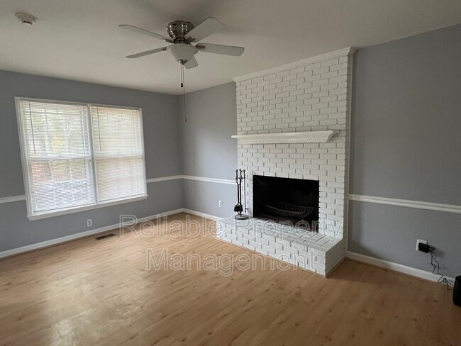 Foto del edificio - 2617 Valley Woods Ct