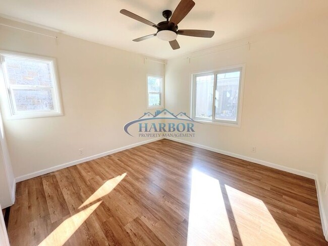 Building Photo - 1016 N Serrano Ave