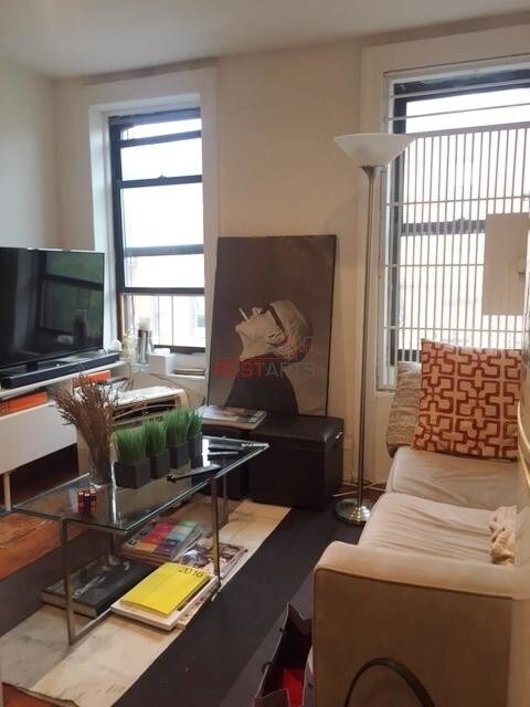 Foto principal - 310 E 6th St