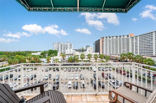 Building Photo - 2642 Collins Ave