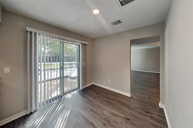 Foto del edificio - 16327 Hickory Point Rd