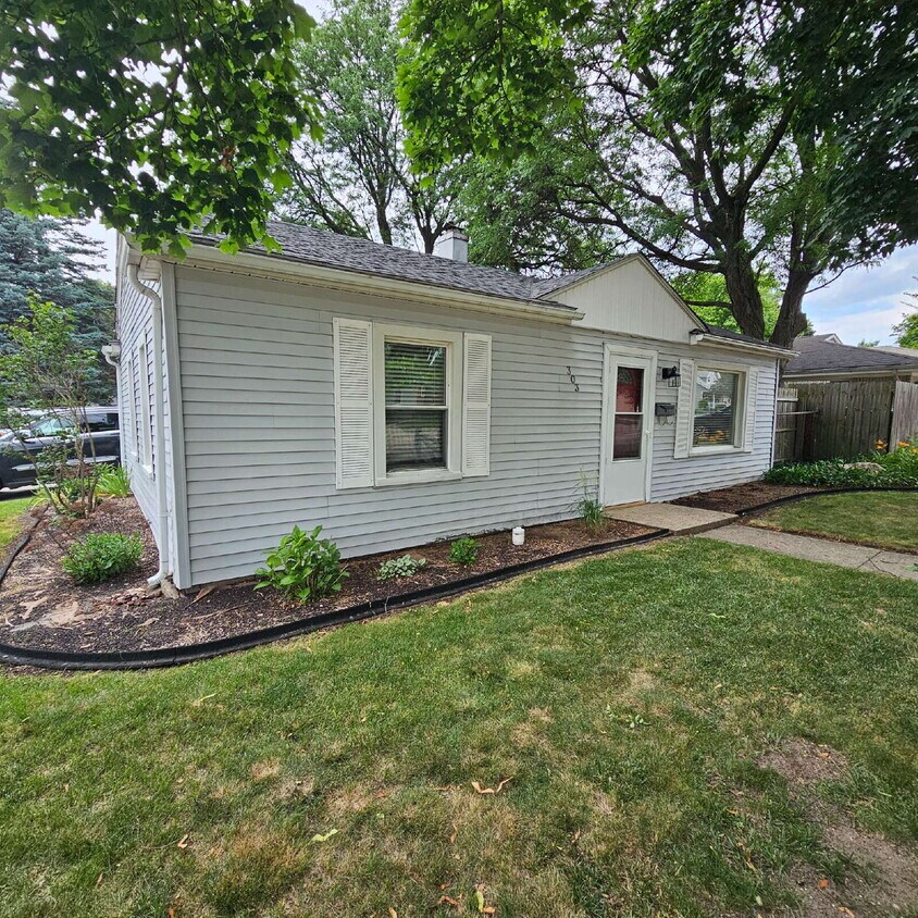 Foto principal - Charming 2-Bedroom Ranch in Royal Oak – Co...
