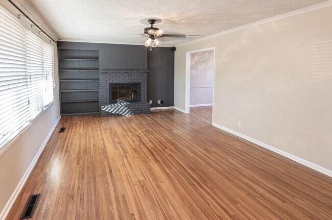 Foto del edificio - 3-Bed Midtown Home, Large Fenced Yard With Pool