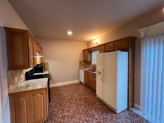 Building Photo - Lots of Space in this 3 or 4 Bedroom Townhouse!