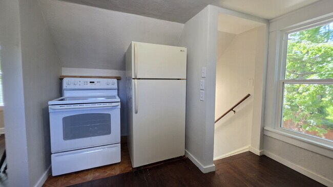 Foto del edificio - Refurbished 2 Bedroom Upper in Appleton
