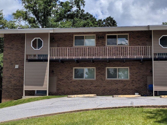 Building Photo - 1031 Pembrook Dr