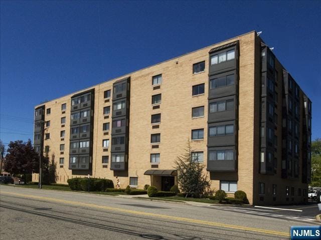 Building Photo - 5 Linden St