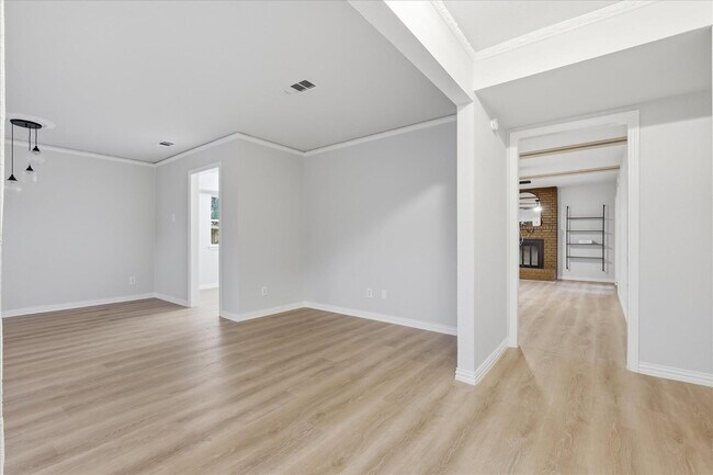 Foto del edificio - 5719 Enchanted Ln