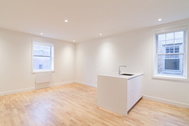 Building Photo - 2100 Rue du Fort