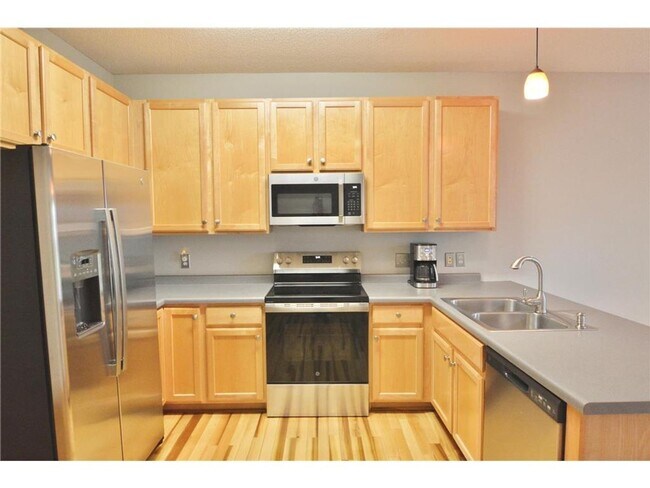 Foto del edificio - End Unit 3 Bed Townhouse- Available Now!