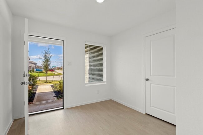 Building Photo - 16854 Great Highlands Dr